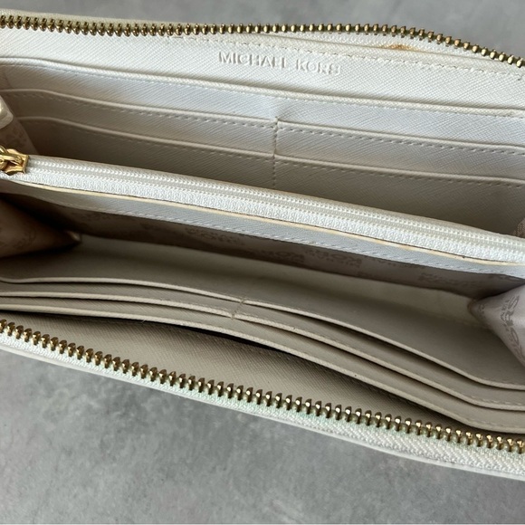 Michael Kors Patent / Saffiano Leather Wallet - Picture 9 of 11
